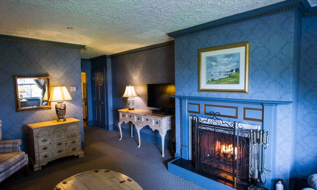 Guest room with a fireplace and traditional furnishings